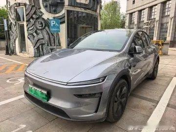 托疯膜哥的福，也是开上modelY+了。得说，这应该是我目前用过的最难用的车机了