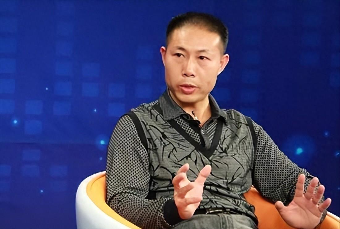 我国第一卧底记者石野：出身海军陆战队，被黑社会悬赏30万买人头
 
街头快步的人