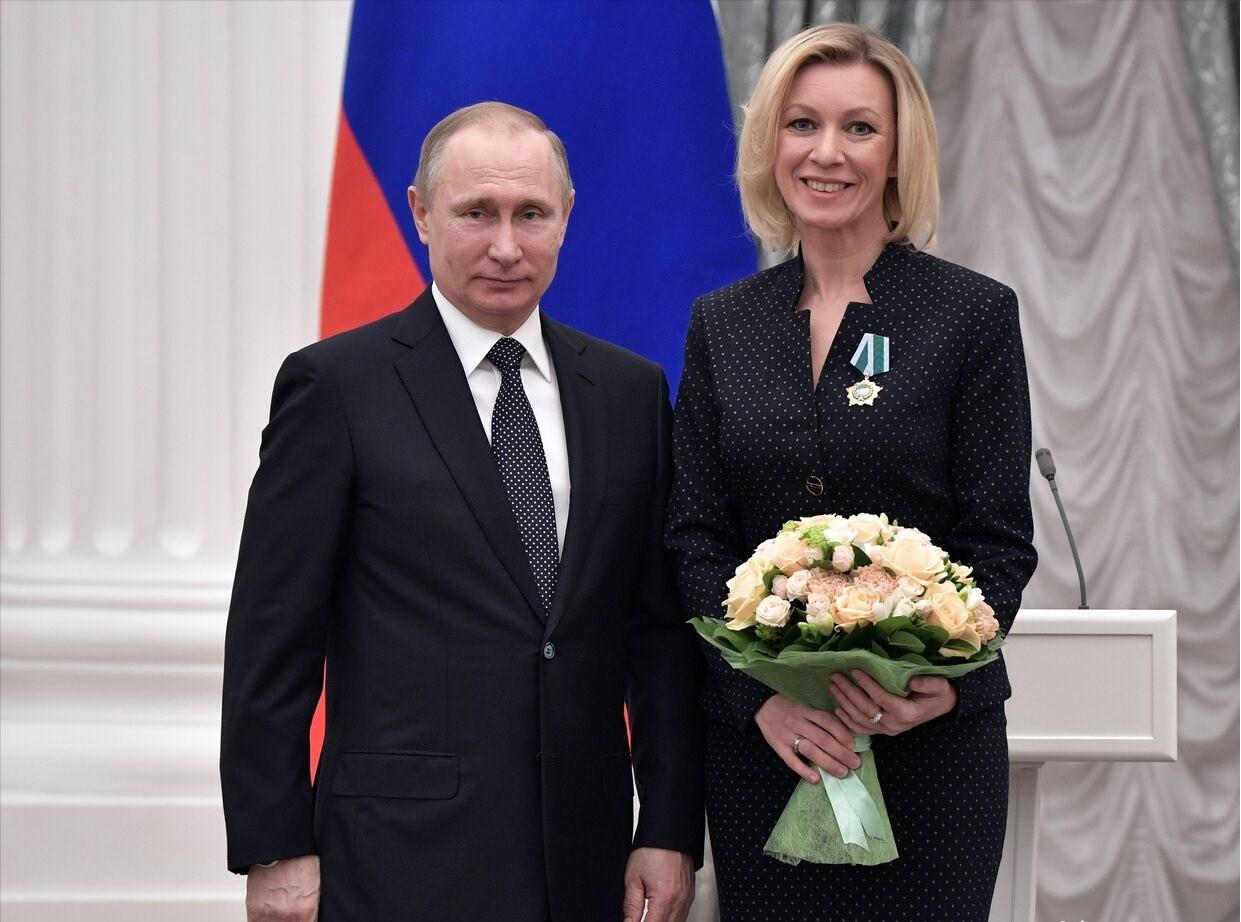 普京祝贺俄罗斯外交部发言人玛丽亚·扎哈罗娃生日快乐，没想到扎哈罗娃这么高。
 