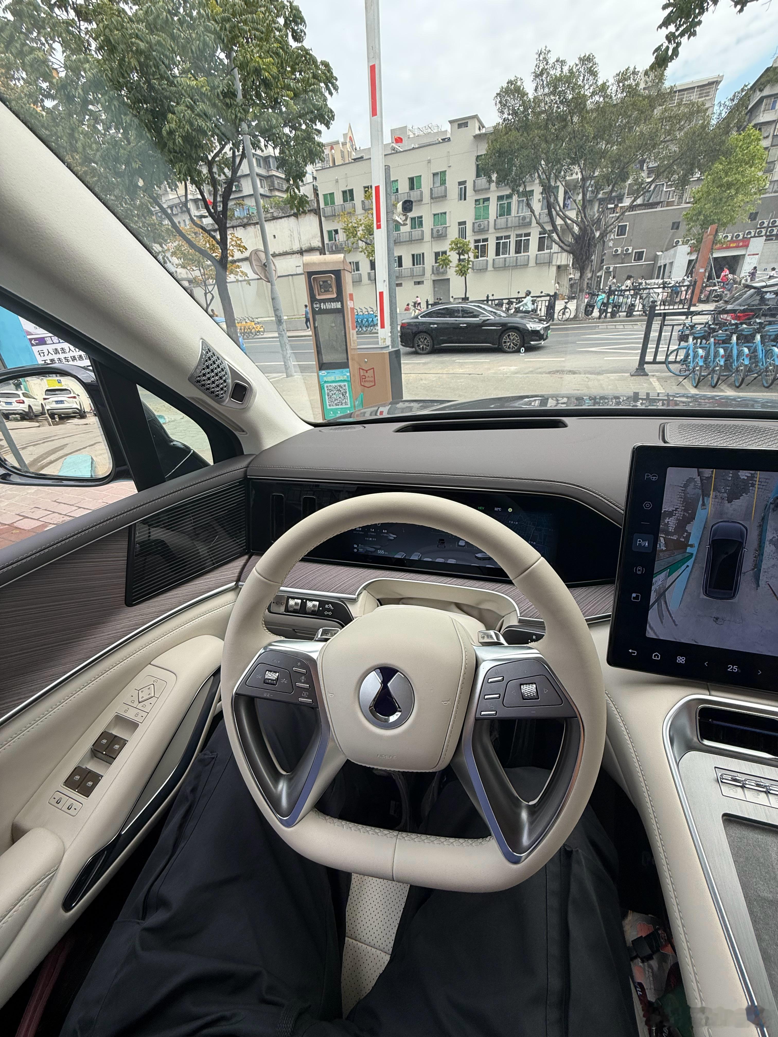 昨晚封路原来是换电线杠，换完地下的，就换天上的啦！我车开不回家，只能停在附近停车