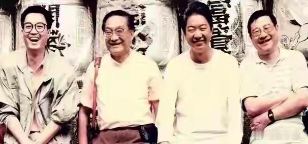 2004年黄霑走，蔡澜写挽联“一笑西去”。2018年金庸走，蔡澜写的是“一览众生
