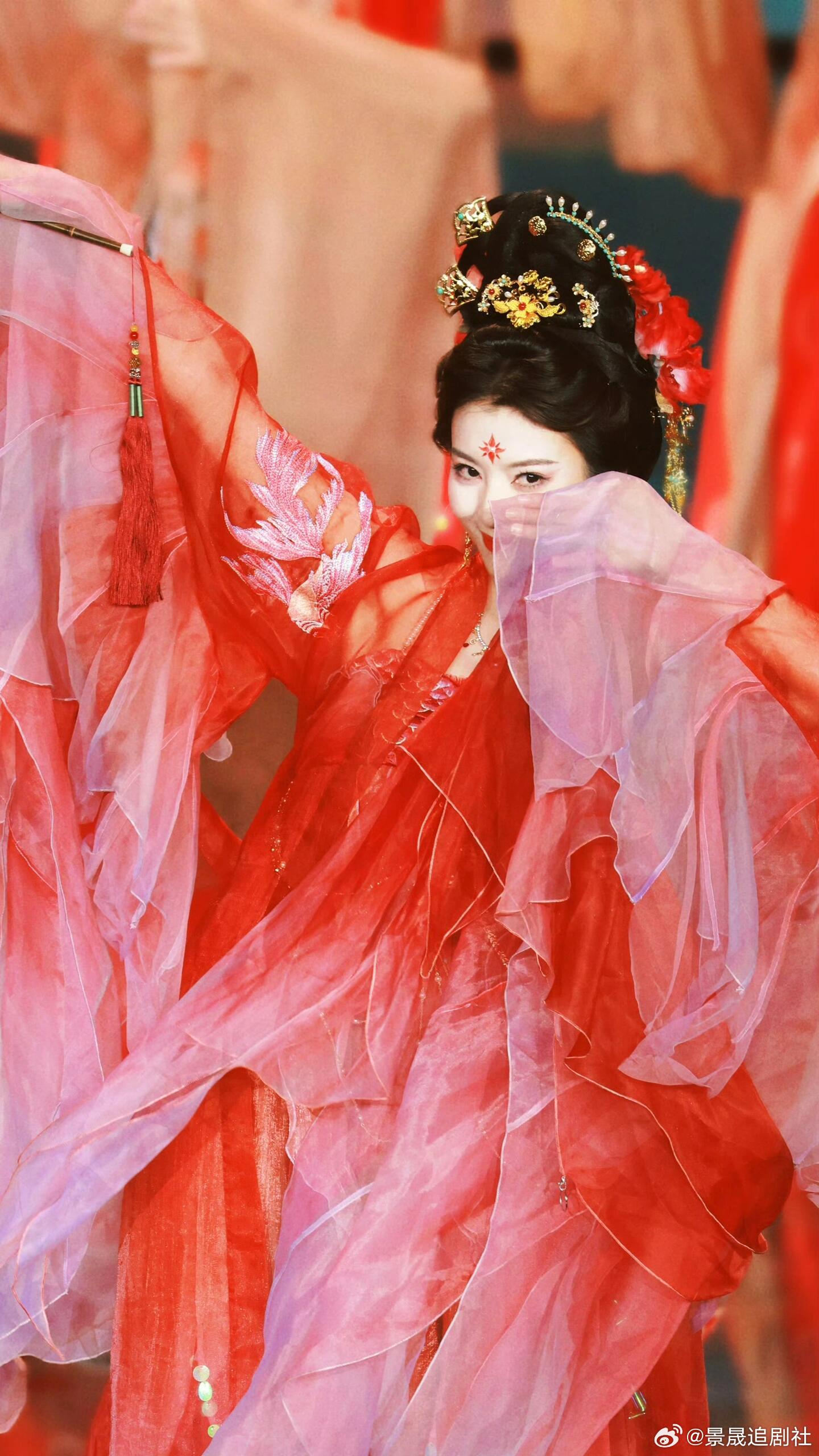 内娱需要这样养眼的古装扮相谁还没看李云霄《穆桂英挂帅》！眉眼间的英气太戳人，古装