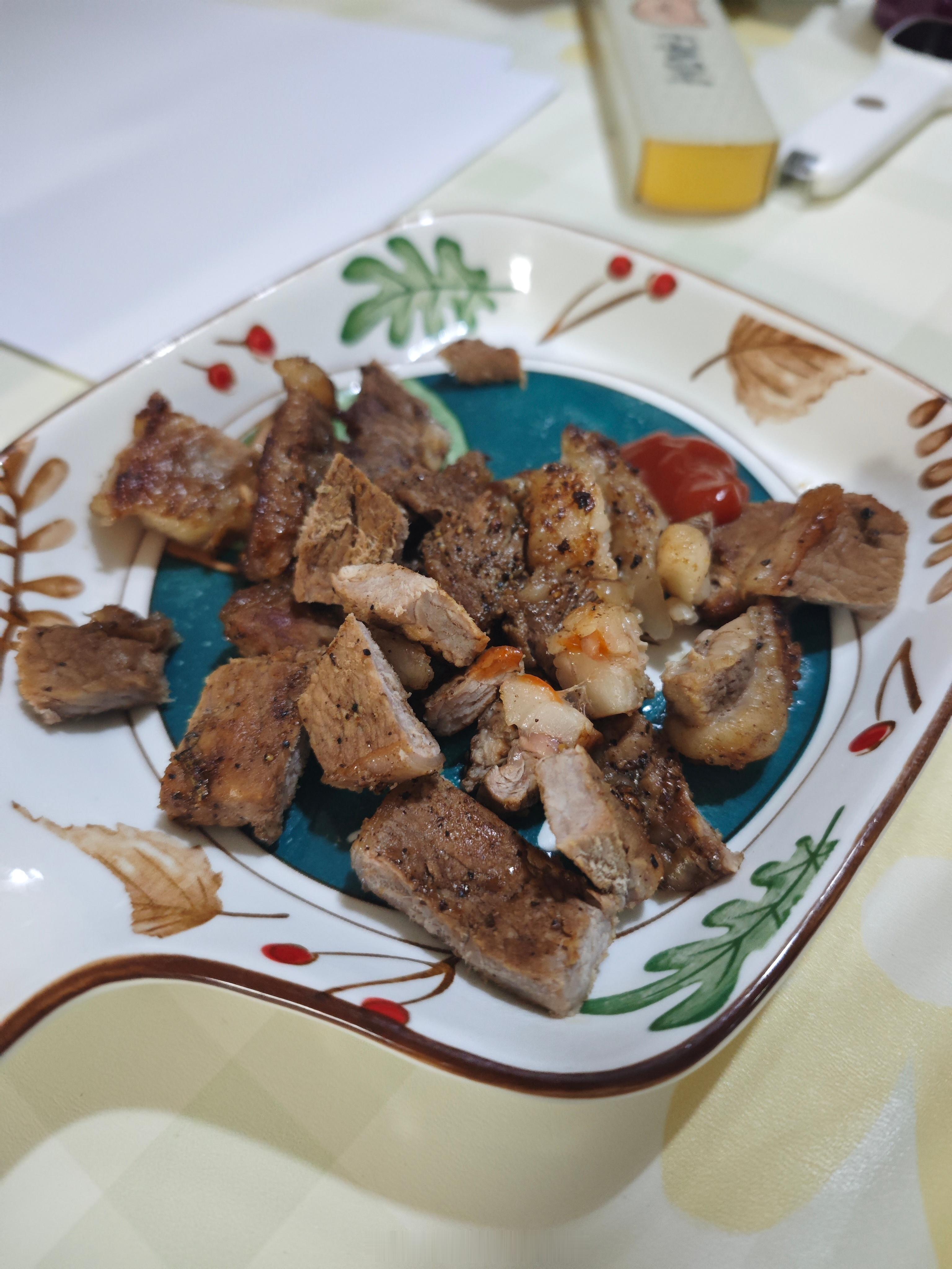 晚饭随便吃了点零食锻炼完到家收拾会儿就饿了搞点牛排好幸福噢我:我夹一块拿去给你爸