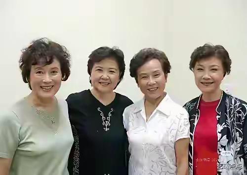 全是老艺术家，能认识两位的，至少60岁了。