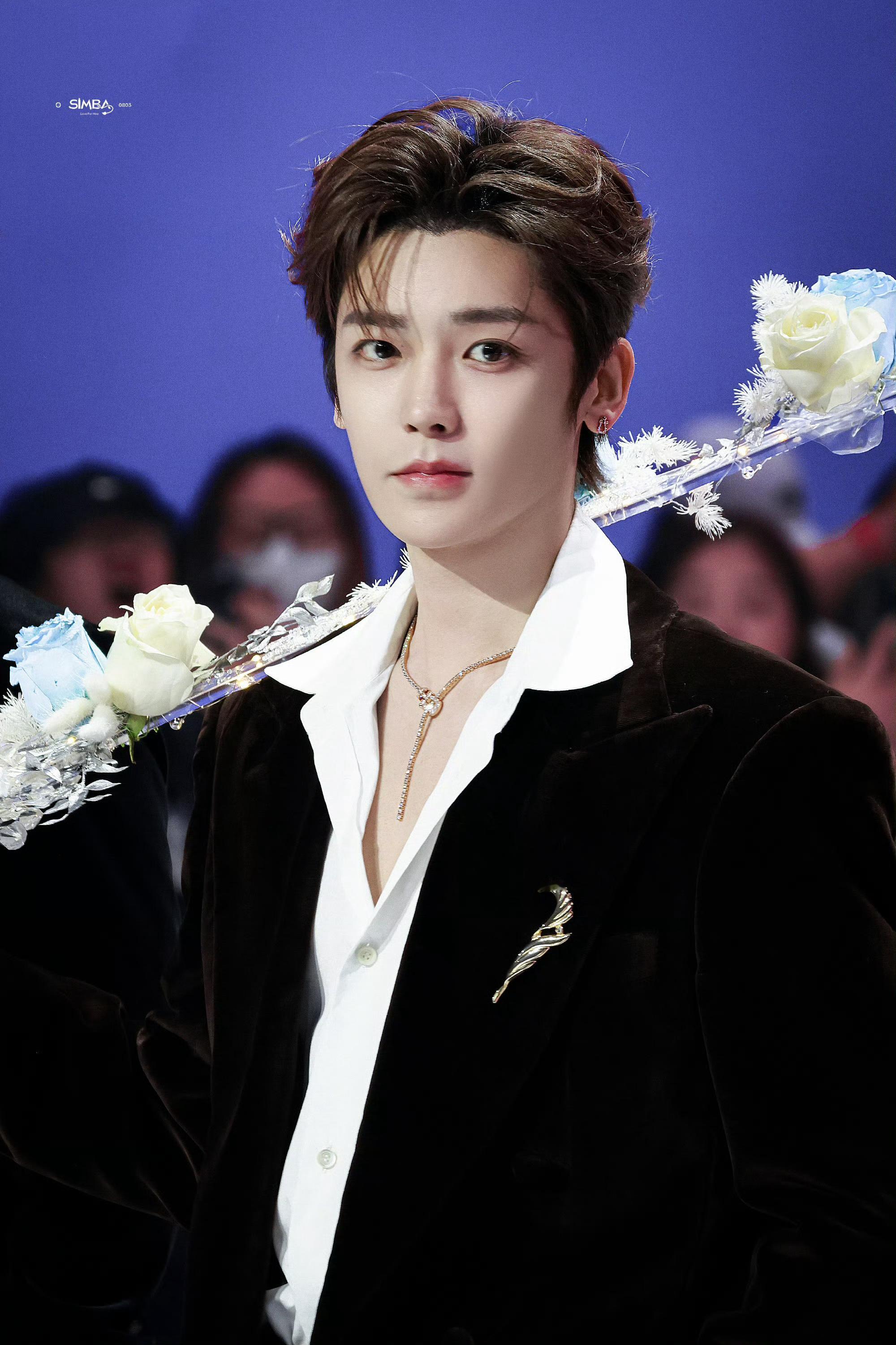 侯明昊 深v蛇骨链感觉不应该用帅，应该用漂亮来形容了真的好好看 