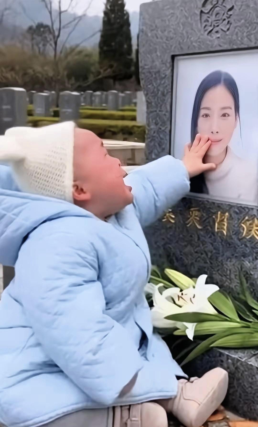 泪目啊！离世八月的妻子托梦丈夫，说想看看宝宝长个儿没。

丈夫擦干眼角湿痕，午间