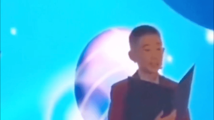 真的老了
陈小春的儿子都这么大了
看这长相，不得不说
陈小春的基因很强大
无论从