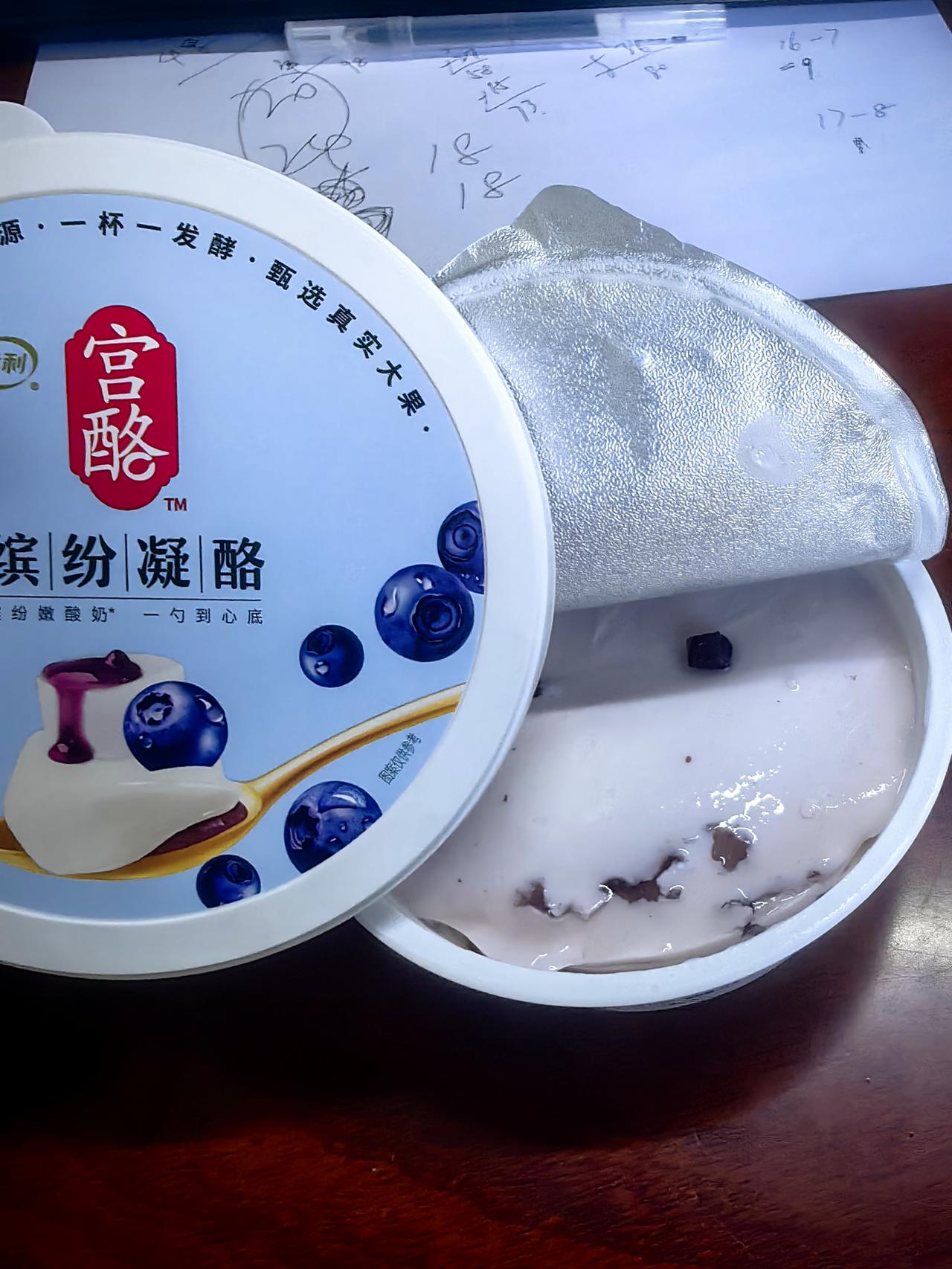 儿子又对我开始灵魂拷问了：
儿子：​妈妈，你知道我刚出生的时候最喜欢吃什么吗？