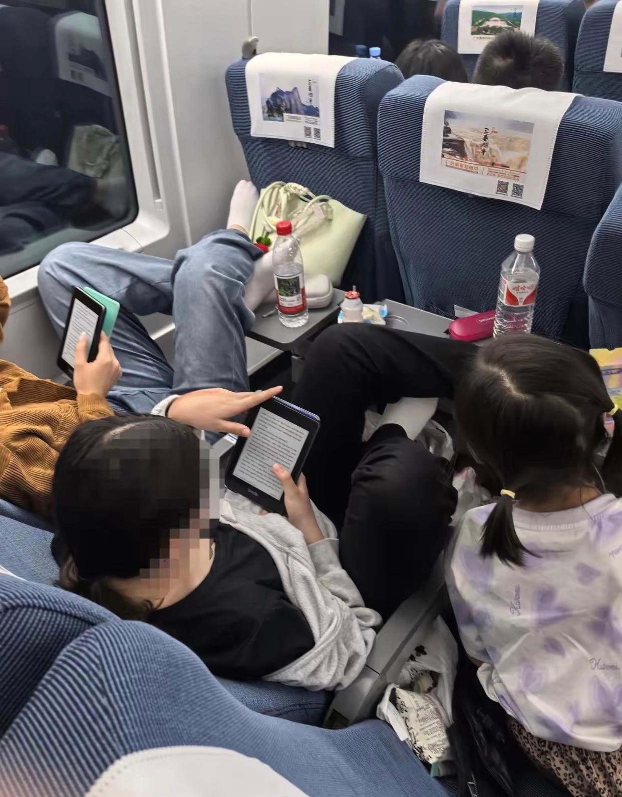现在的孩子们坐高铁都像在自己家了吗？ 