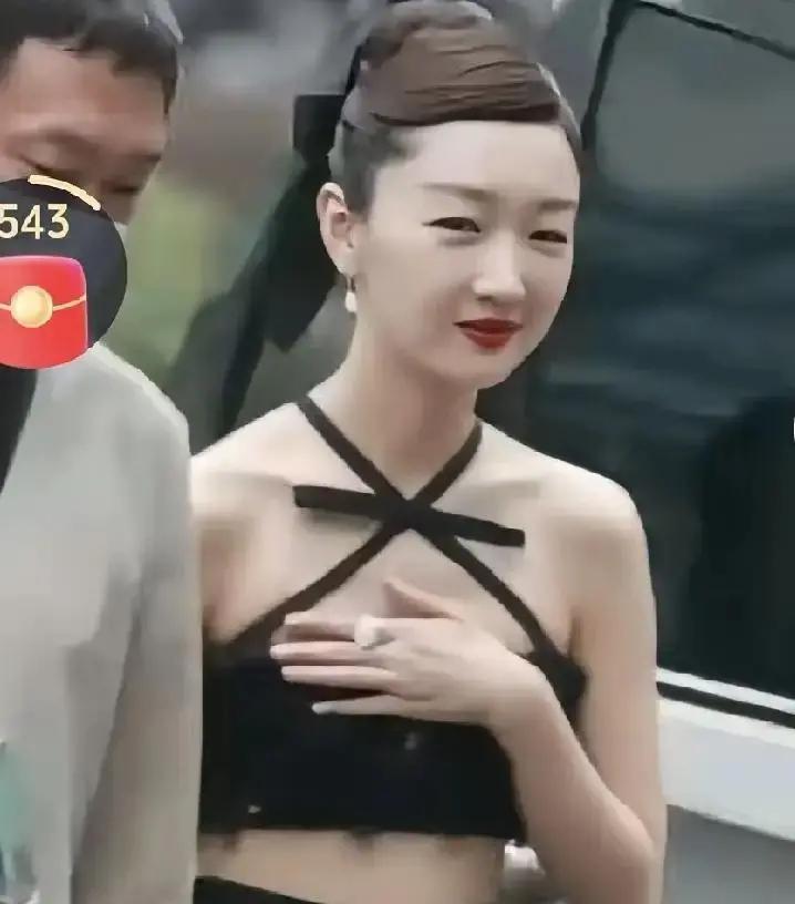 戛纳评委首秀，周冬雨深V礼服冲上热搜
 
深V开到腰，她没捂。
 
三年前同一场