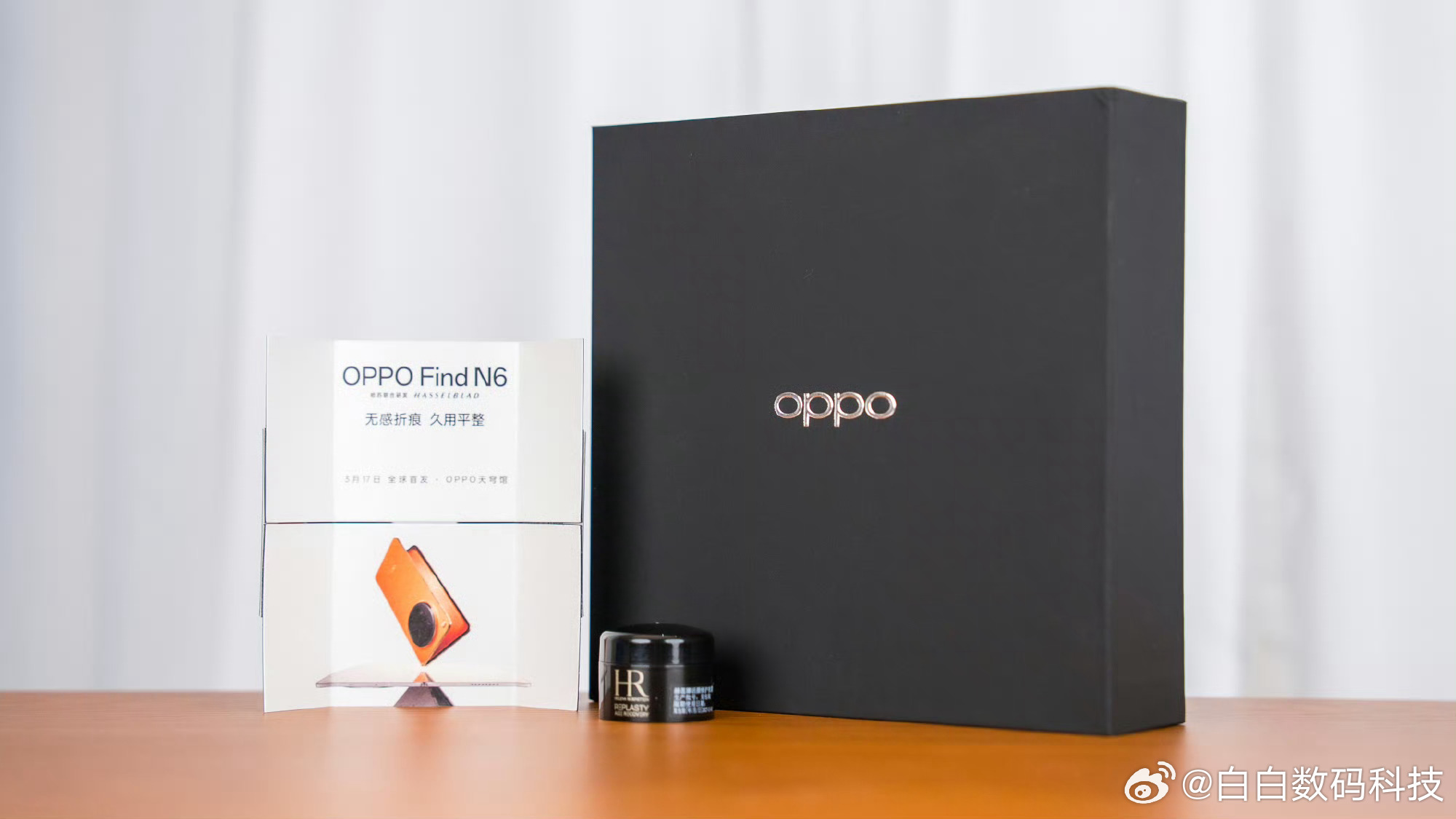 张凌赫田曦薇没有杀青合照收到了OPPO Find N6的邀请函，里面是一个无限折