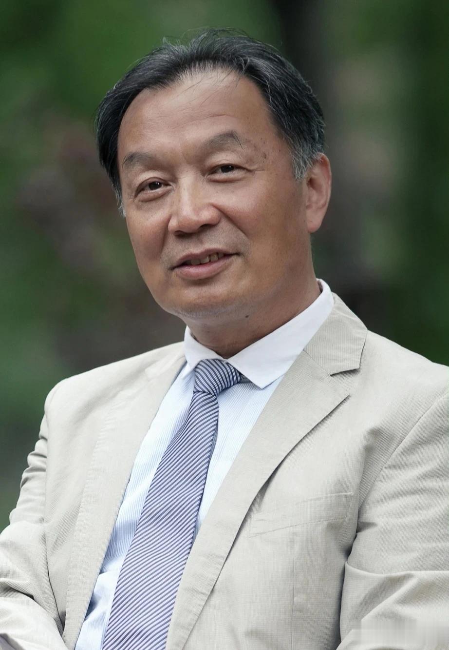 温铁军说:我们不能再盯着农村、折腾农民了，他们本来有房子住，有地种，生活还过得去