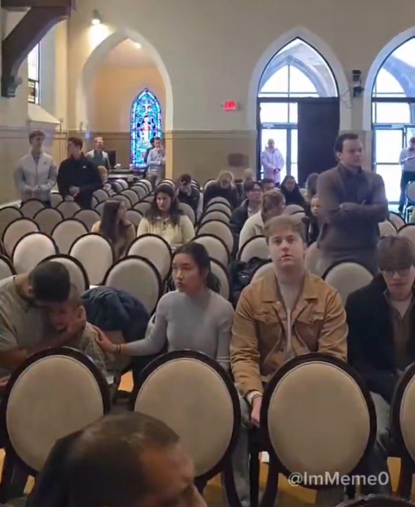 一群反ICE的抗议者和左媒记者唐柠檬忽然闯入一座正在进行礼拜的教堂，进行肆意骚扰