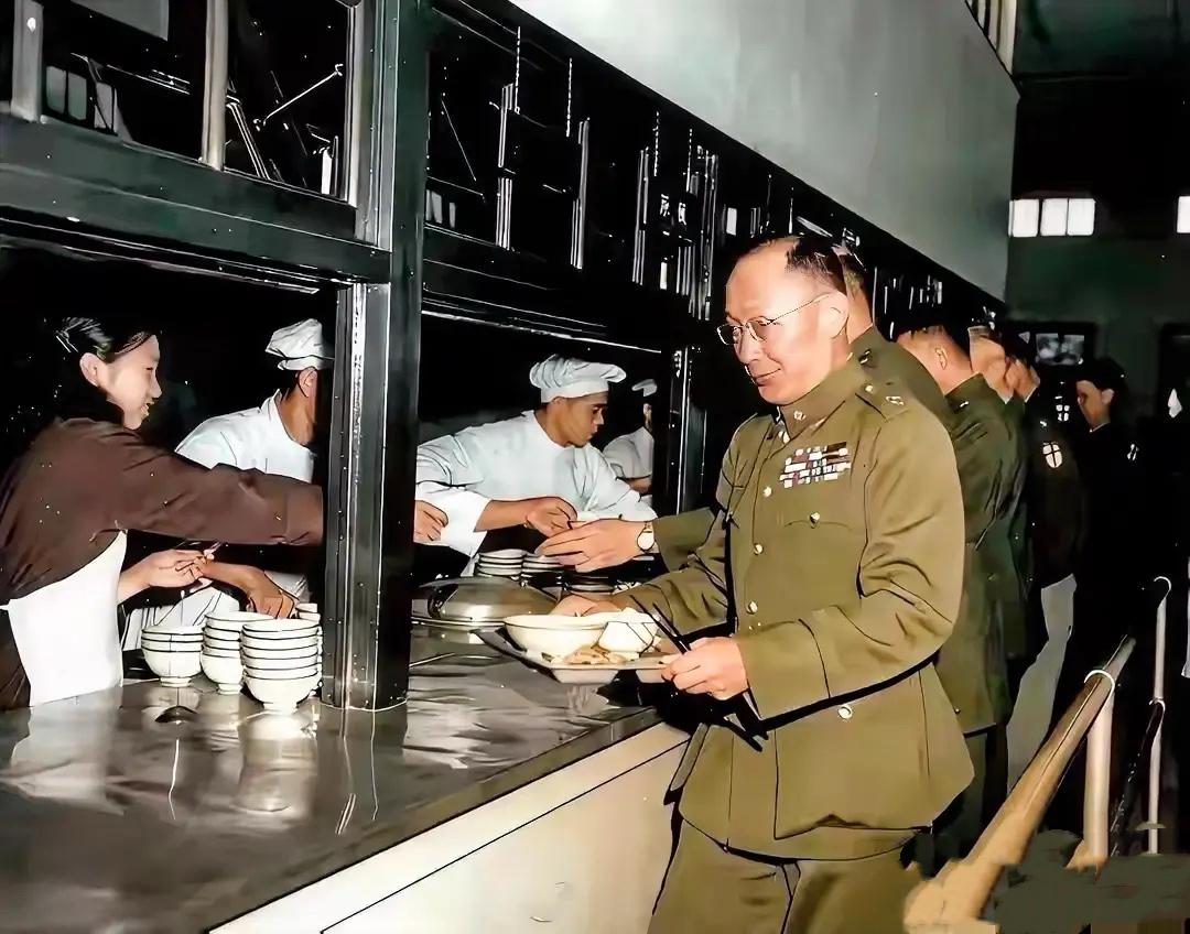 1948年，58岁的何应钦在食堂排队打饭时的一幕，当时他刚刚被老蒋从美国调回来不
