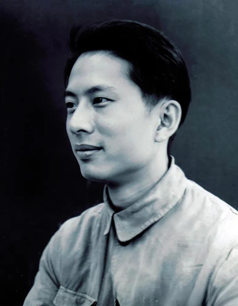 这是一张上世纪五十年代的黑白肖像。镜头里的青年眉目清朗，沉静从容，一身朴素的便装