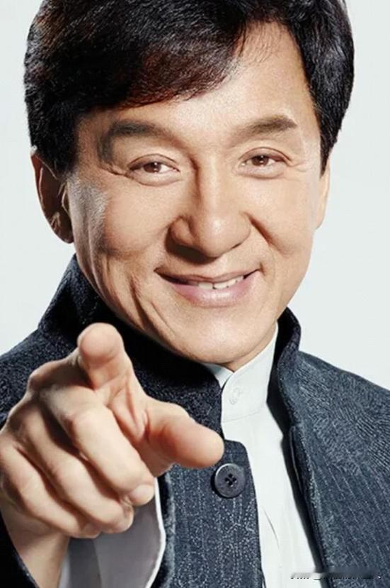 成龙和吴卓林关系似有缓和！71岁的成龙最近给女儿汇了创业资金银奖，被问女儿时没回