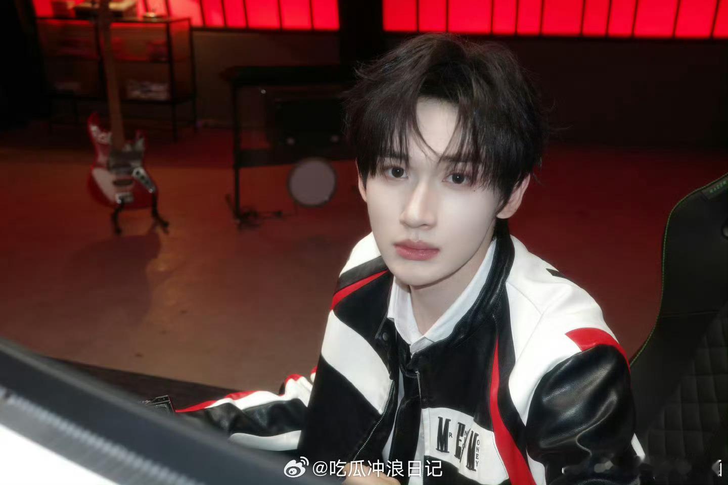 余宇涵什么时候演电竞男主 余宇涵最新氛围感写真太绝了，清冷俊朗的长相自带大神气场