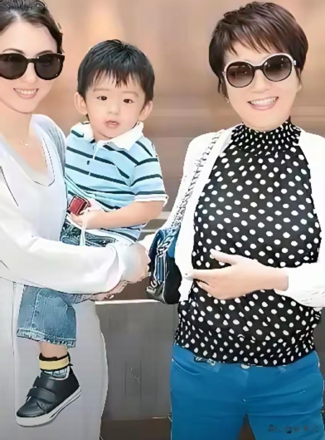 翻出美丽拉姑与儿媳、大孙子小时候的合照，这画面温馨得简直要溢出屏幕！照片中，拉姑