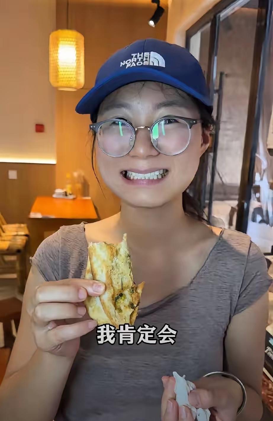 “这个女的火了！”7月5日报道江苏无锡，18岁女孩去饭店打暑假工，没有强制加班条