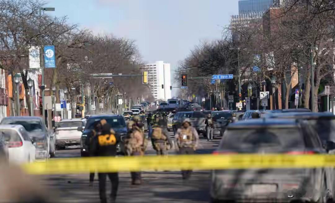 不只是明尼苏达州的明尼阿波利斯市，包括纽约在内的美多个大城市，都爆发了民众与lC