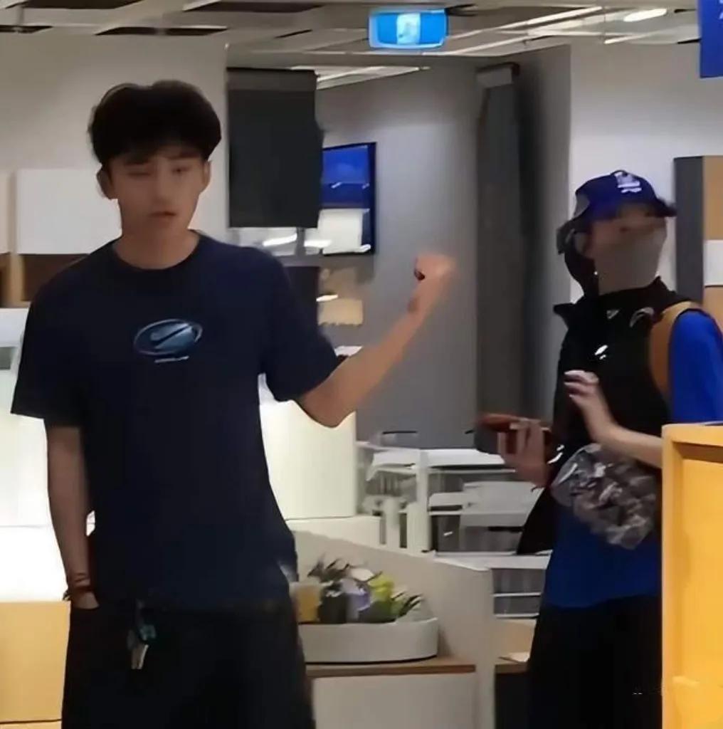 张柏芝带大儿子逛悉尼超市！
近日，张柏芝被拍到与大儿子Lucas在悉尼一家超市购