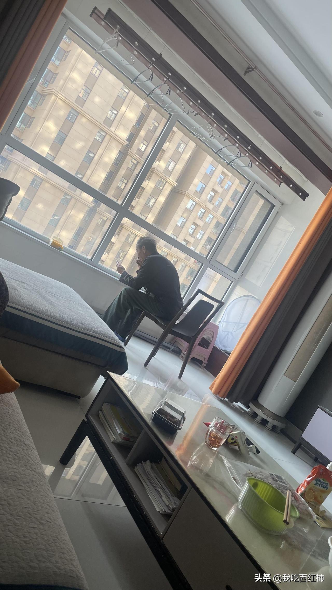 爸爸，我的人生彻底结束了。我想抛弃一切，但是回家看到妈妈，看到朔朔，现实又将我打