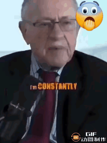 他是德肖维茨，在接受美国媒体采访时说他因为是犹太人的身份，经常被别人攻击，非常生