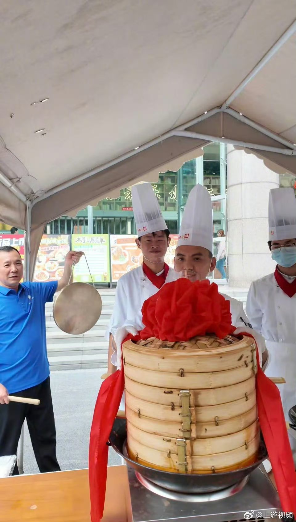 【#重庆一高校请来地方名厨进食堂#】5月14日，西南政法大学请来重庆开州区多位名