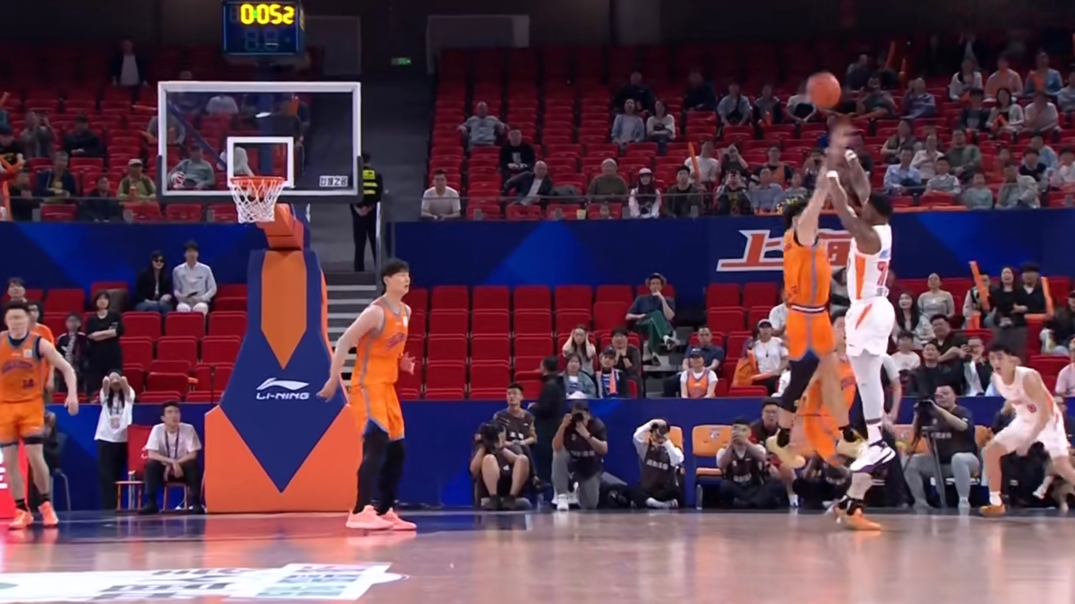 最后5秒李添荣单防下皮特森，上海久事拿下18连胜。cba