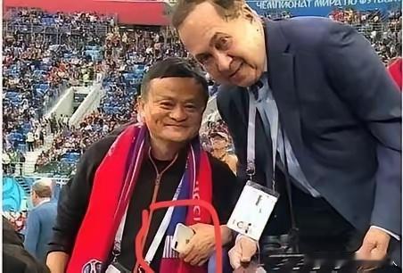 马云用的手机是什么品牌？月薪三千不知道能不能买得起。 