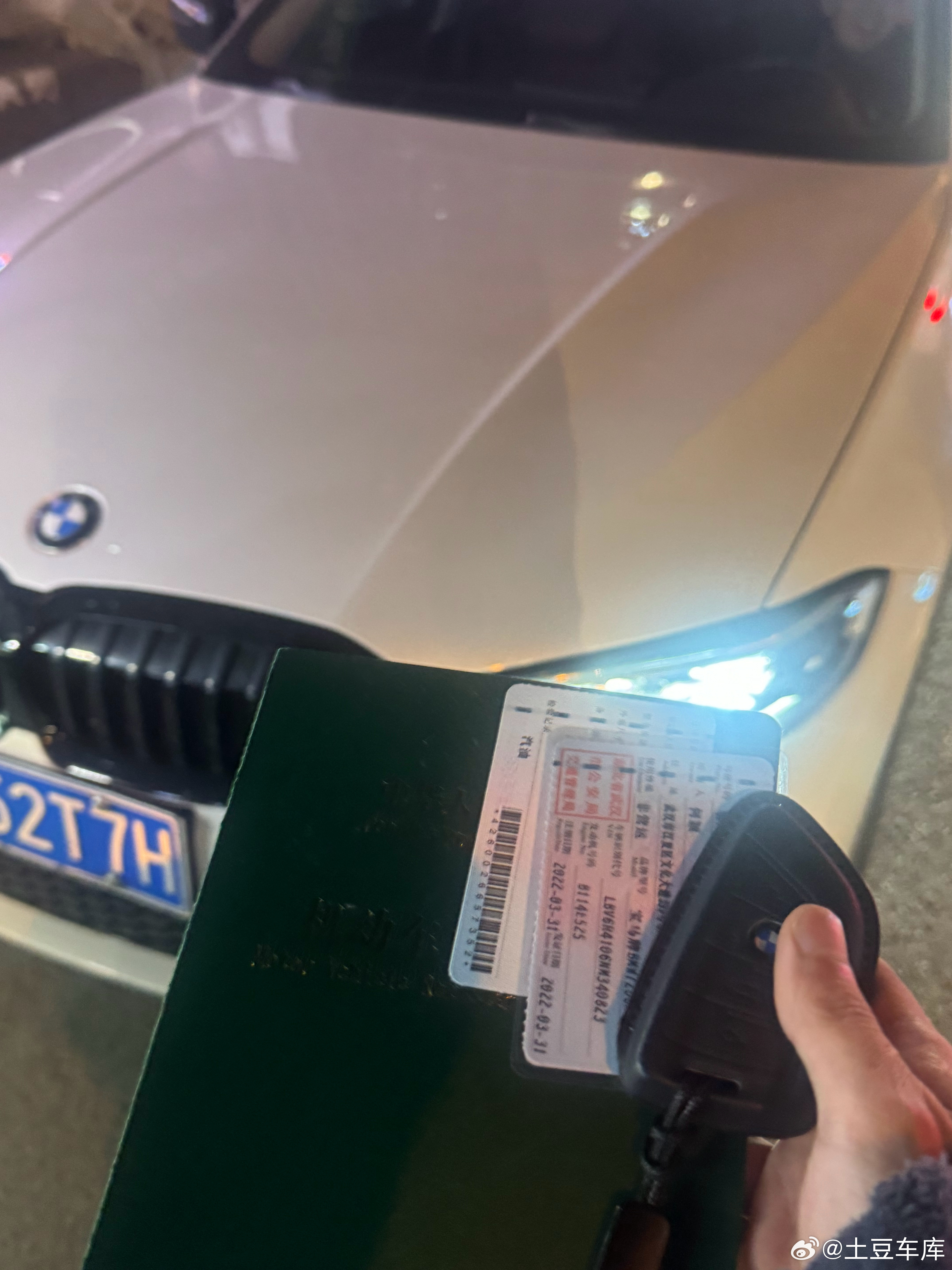 大晚上 交付宝马325liM运动曜夜 6.2万公里这车其实以前挺贵 车主2022