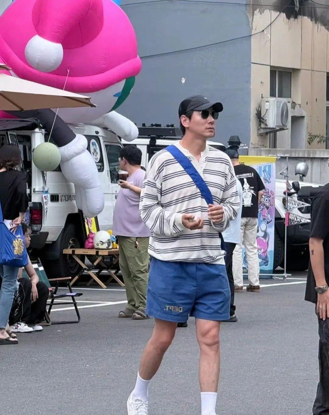 44岁张亮和寇静离婚9年，19岁天天身高冲到192cm，一家三口背同款包逛宋庄被
