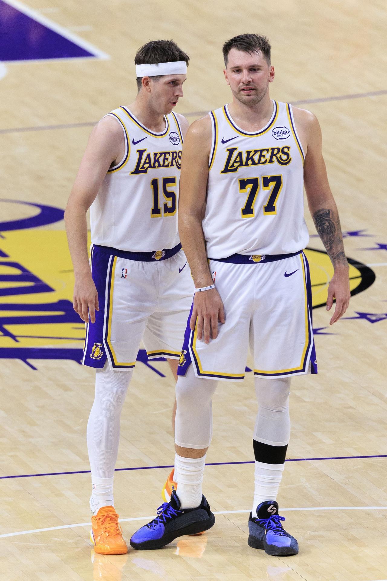 湖人双星闪耀老詹可有可无了！湖人主场133:121轻取鹈鹕！
湖人新核东契奇出战