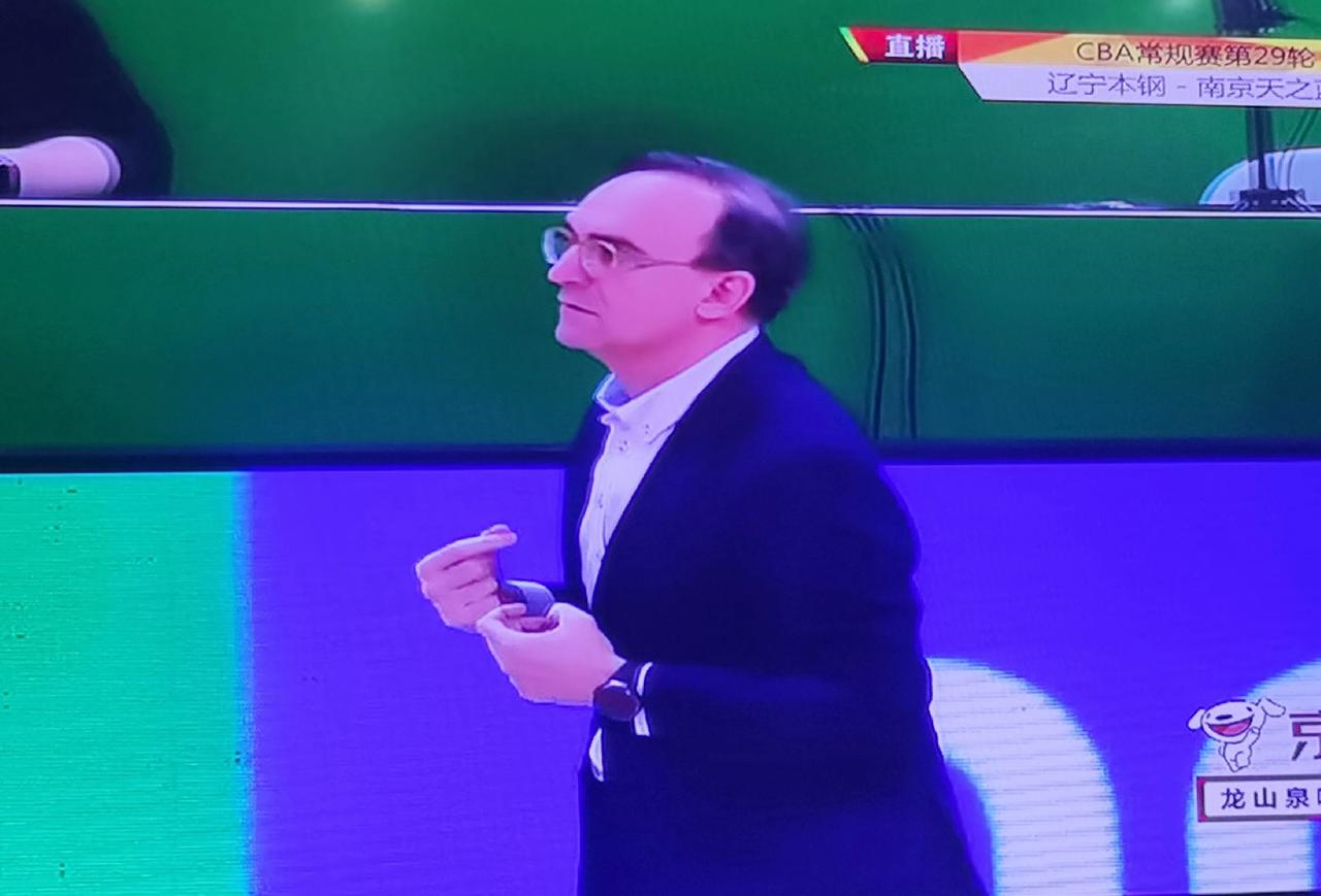 昨晚第二节5分05秒，布罗金顿刚造成马内克犯规，就被乌戈换下场，当时我很生气。