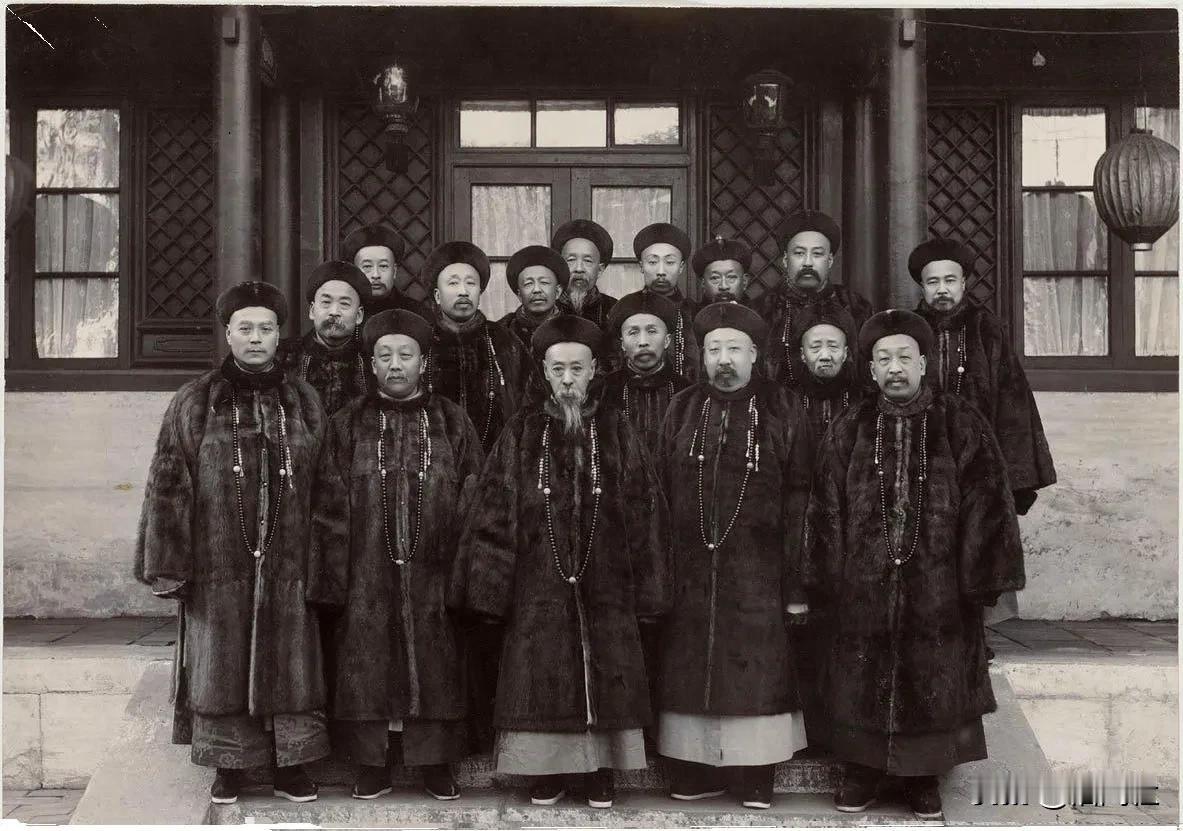 在清朝危急存亡的关头，老袁和老庆搞了个爱国公债。那些大清国的王公大臣自然得做个表