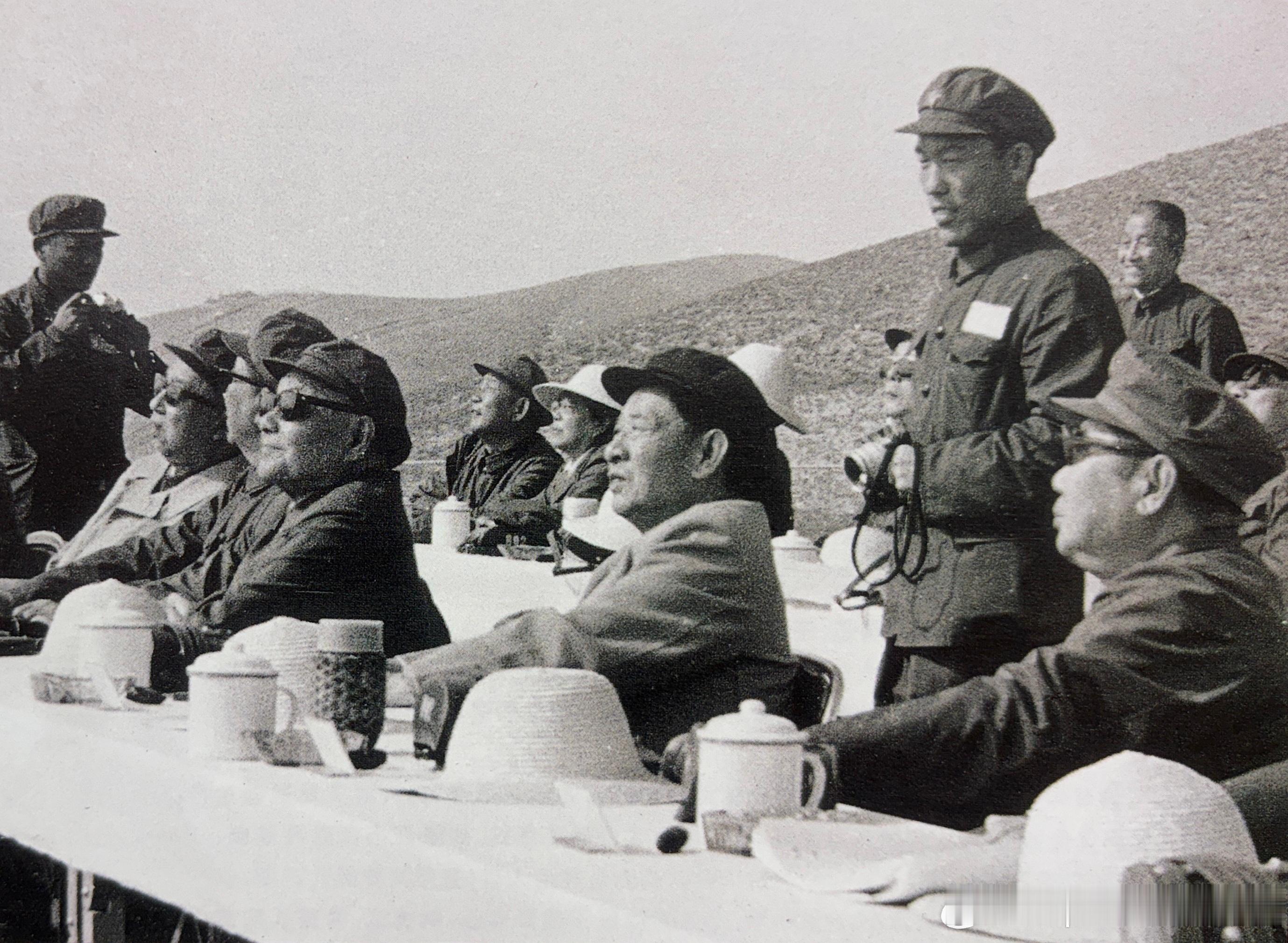 1981年9月中央领导观看华北大演习，站在邓小平身后的是解放军报记者刘波军事历史