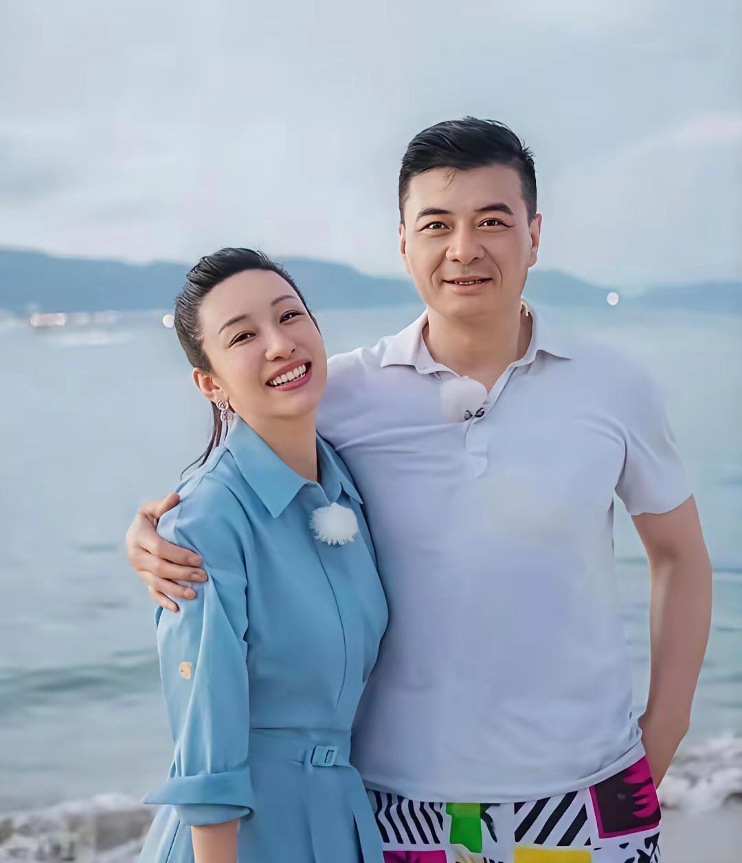 秦海璐和丈夫在海边拍下合影，我觉得他们算得上娱乐圈里最幸福的一对，秦海璐的丈夫把