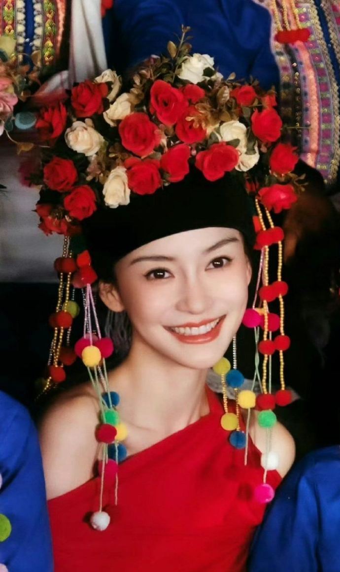 Angelababy羌族服饰路透仿佛一下子回到了十年前，“美到失语”不再是夸张的