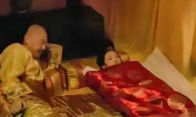 侍寝的妃子抬上龙床后最怕什么？不是皇帝，而是枕边那根油光发亮的棍子。清朝后宫的妃