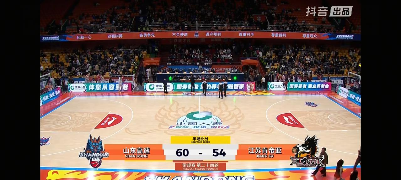 山东高速依靠强硬的防守和克里斯造犯规的11罚11中，第二节在落后14分的不利情况