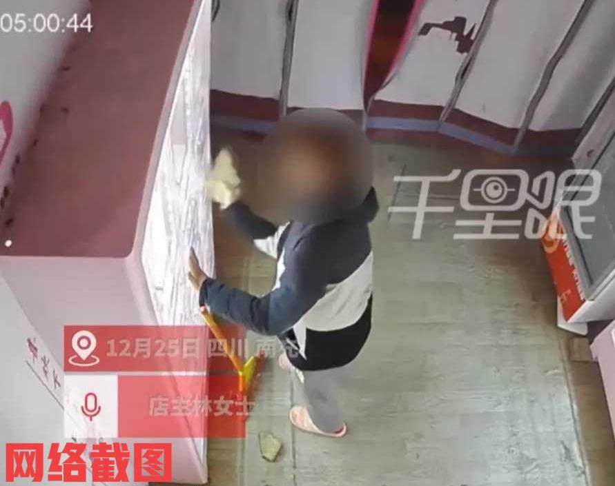 四川南充有家成人用品店，夜间遭遇他人破坏。

这家用品店是二十四小时无人值守，但