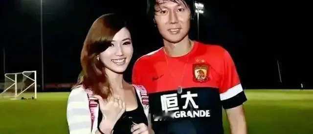 【昔日国足骄傲李铁涉嫌严重违纪，巨额财产难掩悲剧落幕，妻子龙菲海外享受着豪宅和巨