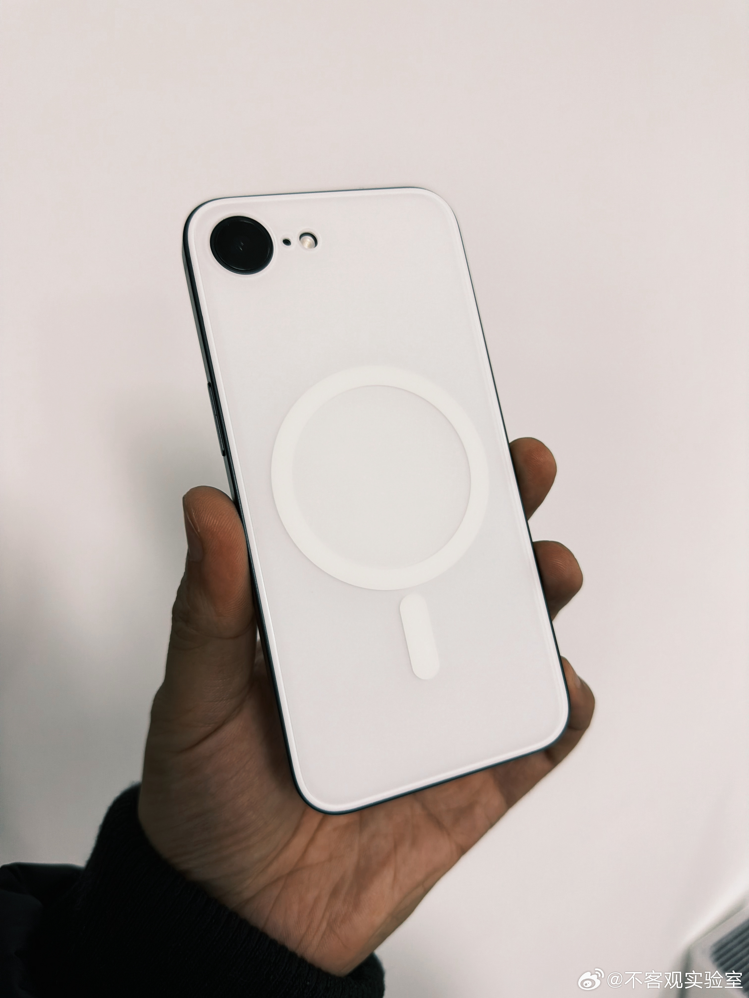 给 iPhone 16e 搞了一个家的磁吸背贴，顺带让摄像头变平了。 ​​​