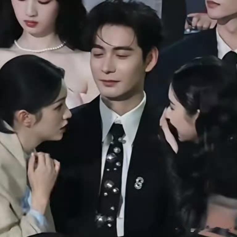 陈星旭太有美女缘了，王玉雯和周也都喜欢当他面曲曲，三个人真是看起来太养眼了，好像