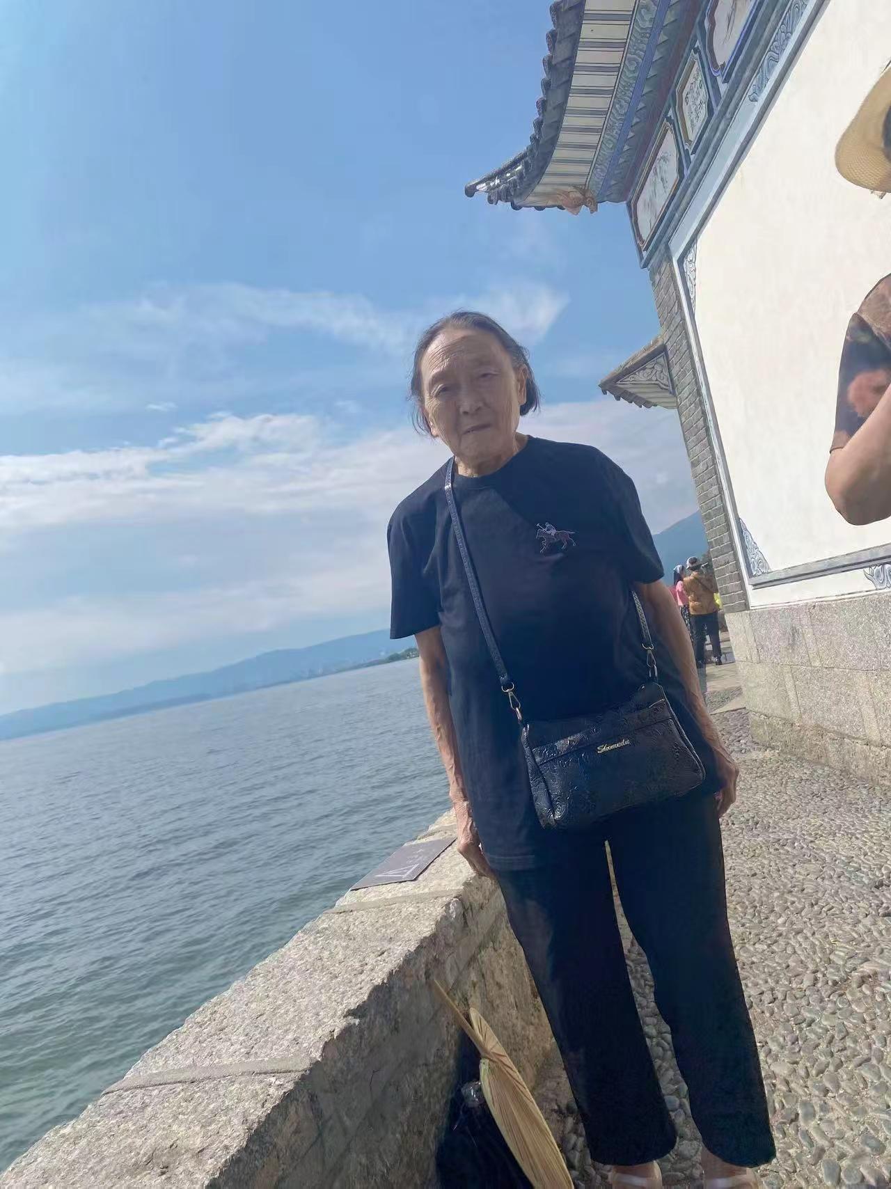 每一个想起的瞬间，眼泪都不自觉的流出来了。