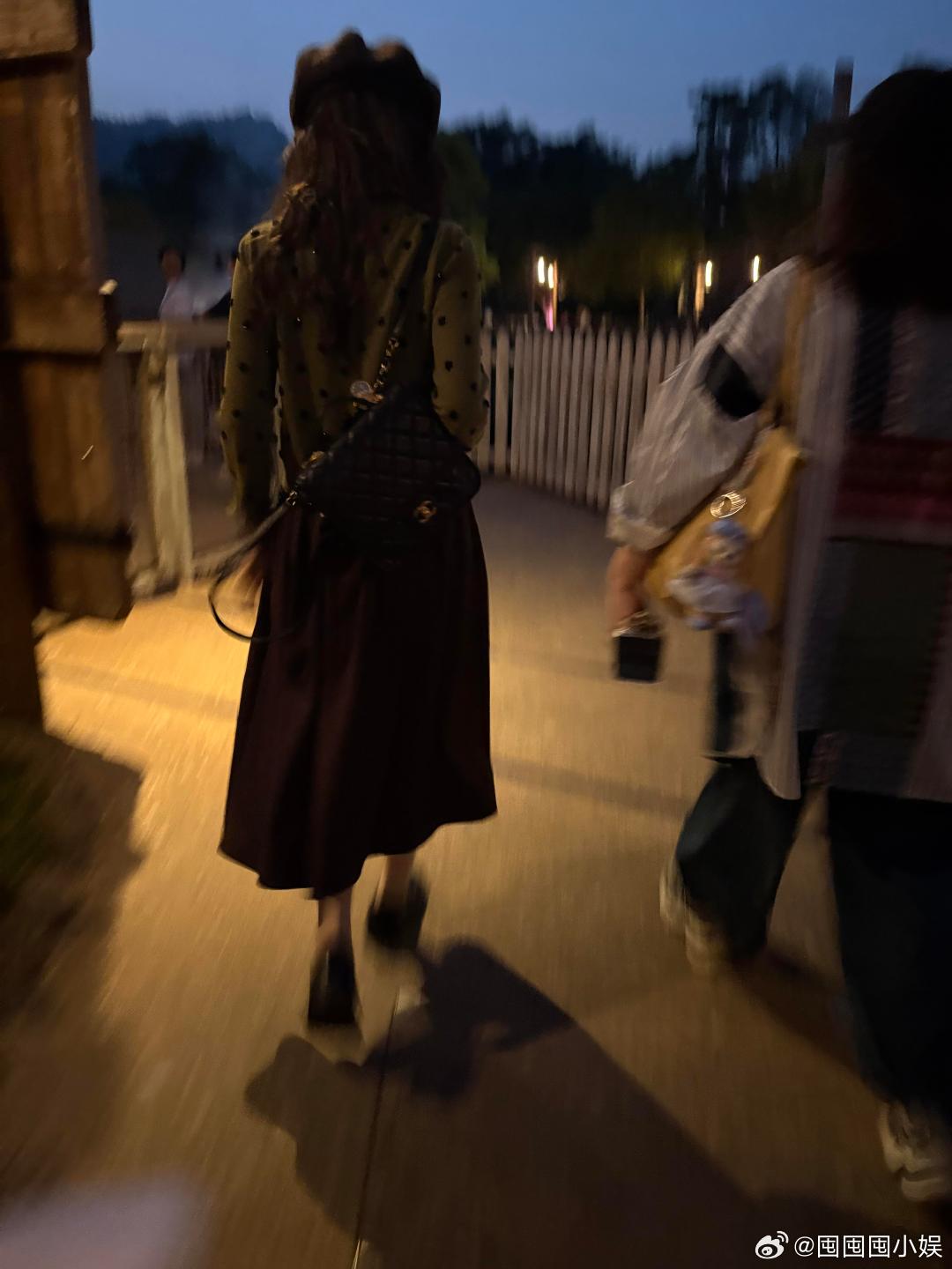 港迪偶遇毛晓彤香港迪士尼偶遇毛晓彤香港迪士尼偶遇毛晓彤，就算是模糊的背影也能看出