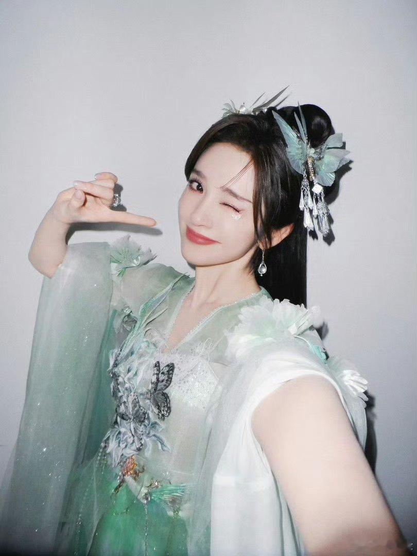 唐艺昕乘风四公队长迎来个人首次队长体验，唐艺昕带领组员备战四公舞台。一同诠释经典