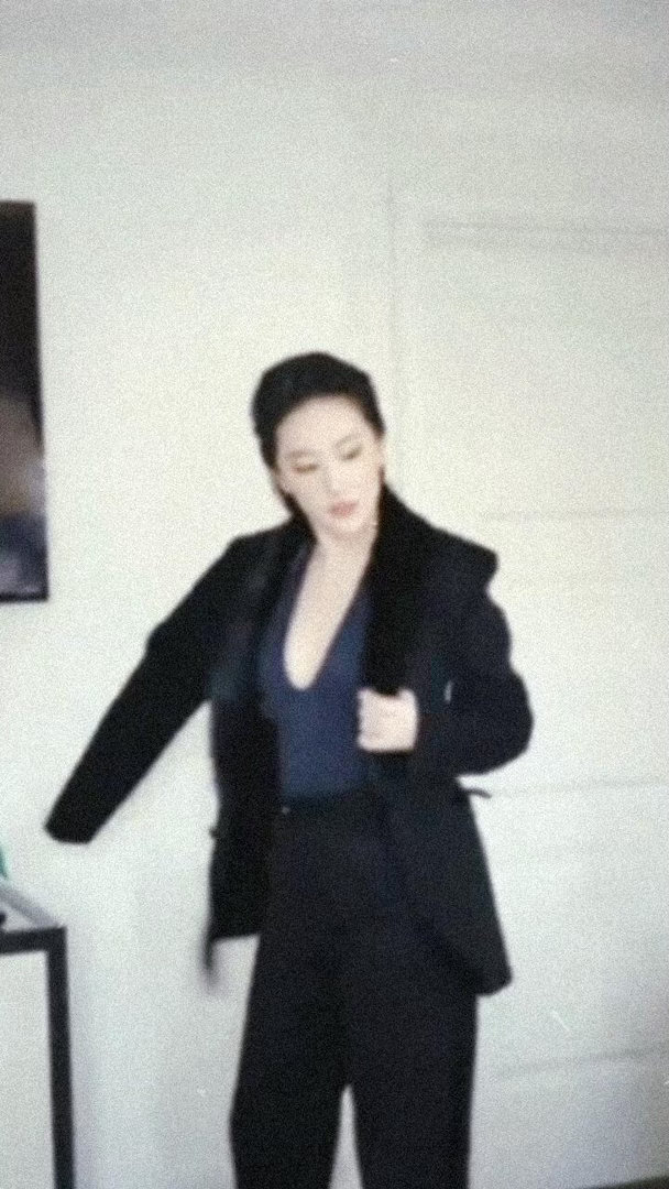 你在这件外套里加了什么？好热…… 