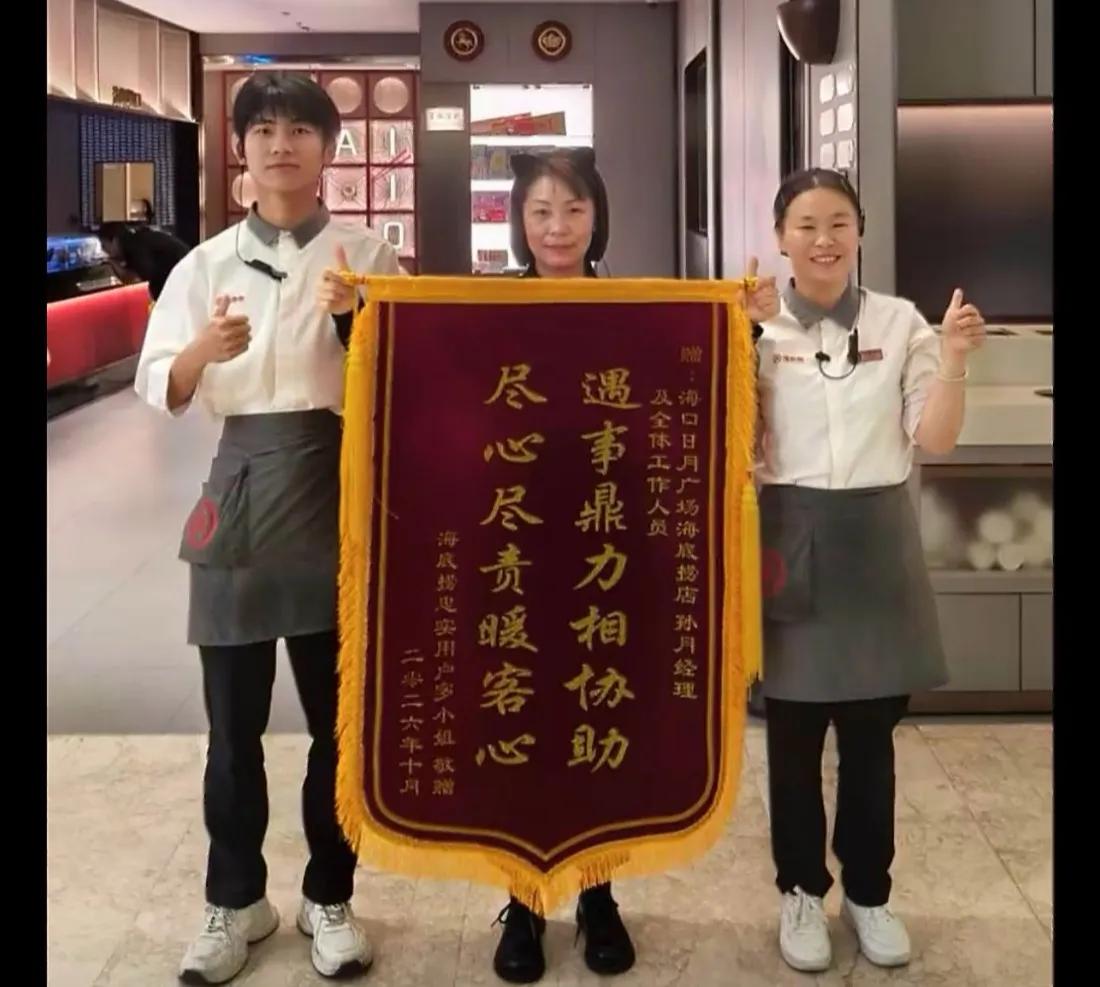 近日在海南海口，一位顾客在火锅店吃饭，摘下来的婚戒随手放在一次性手套里，结账的时