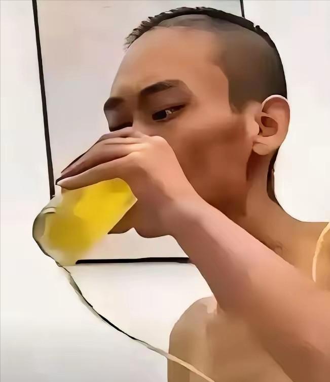 心酸！一男子癌症晚期，他主动放弃治疗，自己买了一箱啤酒喝，医生看到后劝其别喝，说